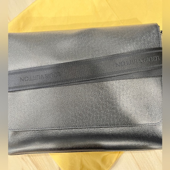Louis Vuitton messenger bag - Picture 9 of 10